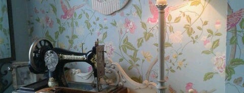 Biddy's Vintage Tearooms is one of Posti che sono piaciuti a Tom.