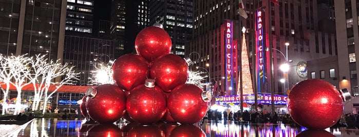 Christmas In New York is one of Lugares favoritos de Lizzie.