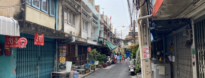 Khun Daeng Somsong is one of Tempat yang Disimpan Art.