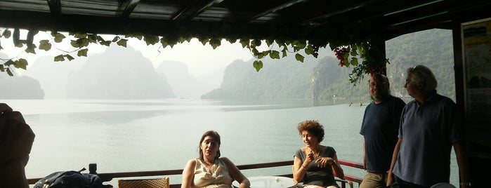 Vịnh Hạ Long (Ha Long Bay) is one of WORLD HERITAGE UNESCO.