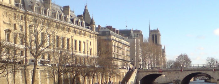 La Seine is one of WORLD HERITAGE UNESCO.