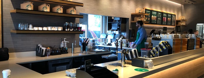 Starbucks is one of Lugares favoritos de KATIE.