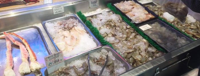 Sunny Fish Market is one of สถานที่ที่ TK ถูกใจ.