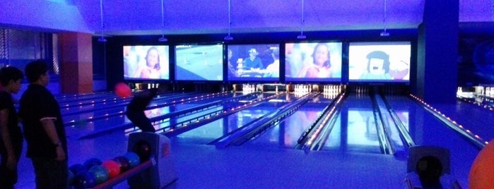 Albrook Bowling is one of Lugares favoritos de Andres.