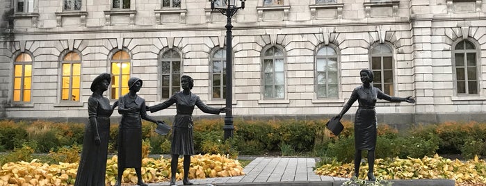 Le monument rend hommage à la contribution des femmes en politique. is one of Quebec 2018.