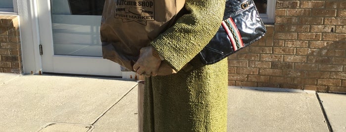 Creepy Old Lady Statue is one of Events & Things to try in Indy.