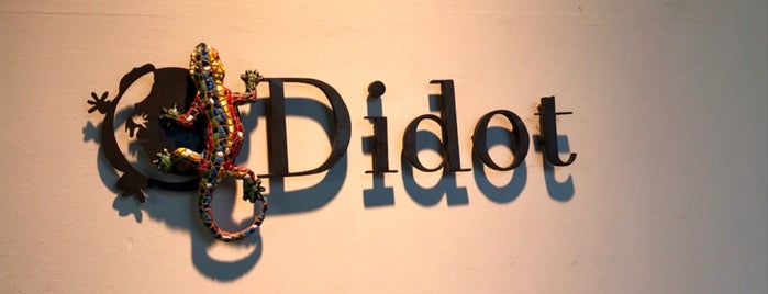 Didot is one of สถานที่ที่ Nonono ถูกใจ.