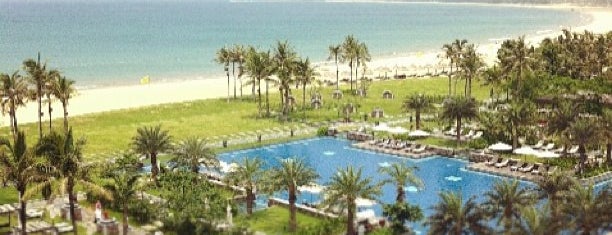 Sheraton Shenzhou Peninsula Resort is one of Tempat yang Disukai Irina.