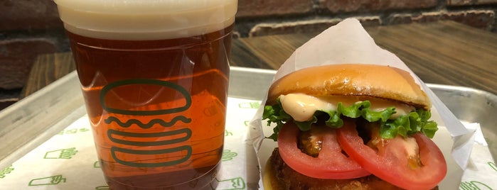 Shake Shack is one of Lilianaさんのお気に入りスポット.
