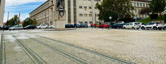 Praça D. Dinis is one of Universidade de Coimbra.