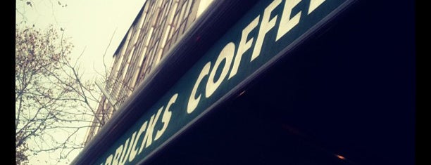 Starbucks is one of Lugares favoritos de Ozlem.
