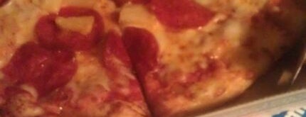 Domino's Pizza is one of สถานที่ที่ Alan ถูกใจ.