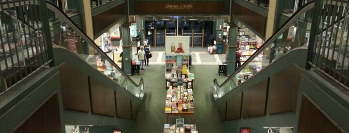 Barnes & Noble is one of Elisabethさんのお気に入りスポット.