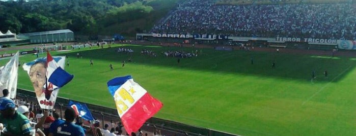 Estádio Roberto Santos (Pituaçu) is one of Lugares favoritos de Vinny Brown.