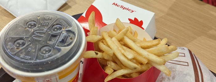 McDonald's & McCafé is one of Singapore Fast Food Outlets.