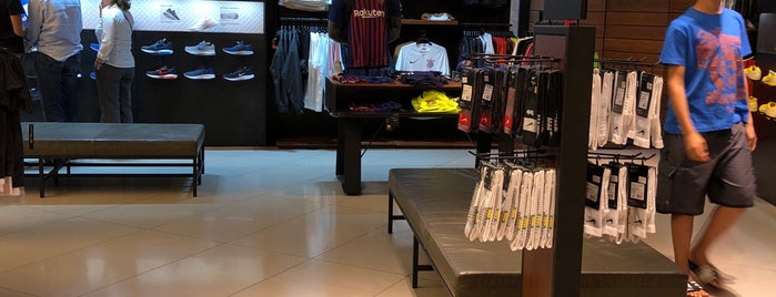 Nike Store is one of Lojas.