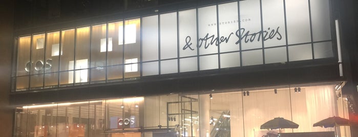 Elie Tahari Company Store is one of Tempat yang Disimpan Theresa.