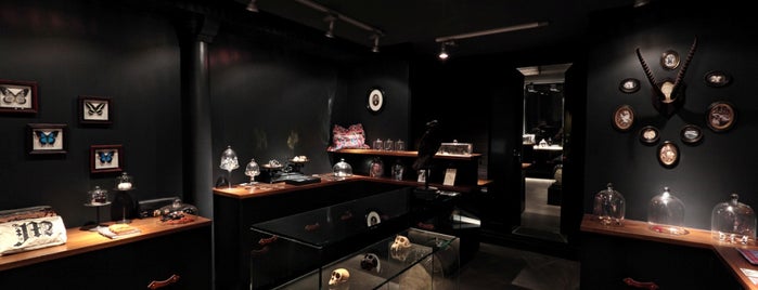 L'Adorable Cabinet De Curiosités De Monsieur Honoré is one of Original (café, resto, shop...).