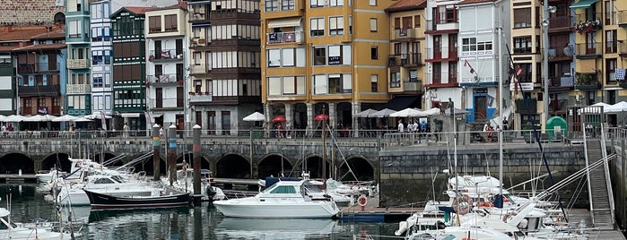 Puerto de Bermeo is one of Ver y comer en el País Vasco.
