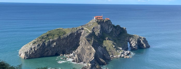 Gastelugatxe is one of สถานที่ที่บันทึกไว้ของ Cristina.