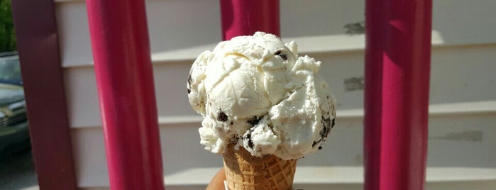 Beal's Old Fashioned Ice Cream is one of Dana 님이 저장한 장소.