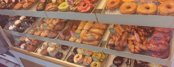 Stan's Donuts & Coffee is one of Lugares favoritos de Shaquoia.