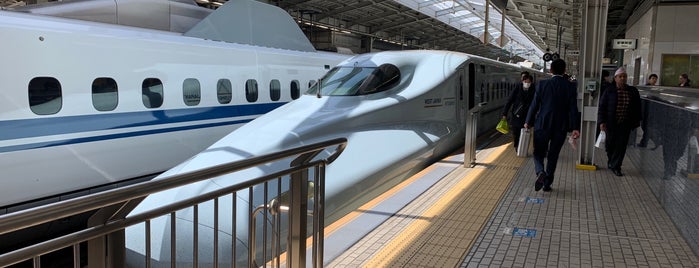 Shinkansen Shin-Ōsaka Station is one of Orte, die Hideo gefallen.