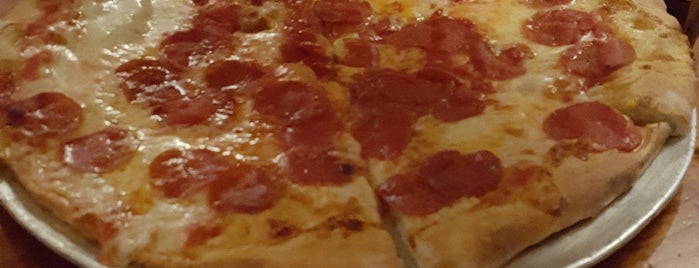 John's Pizzeria is one of Jinさんのお気に入りスポット.