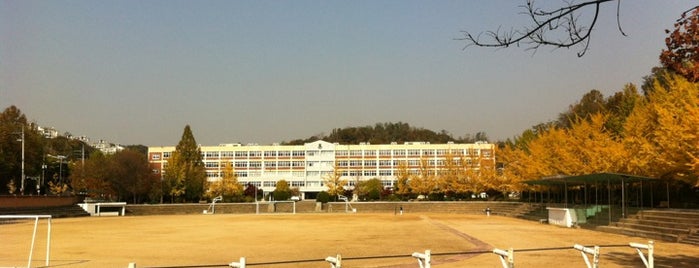 우신고등학교 is one of 학교.