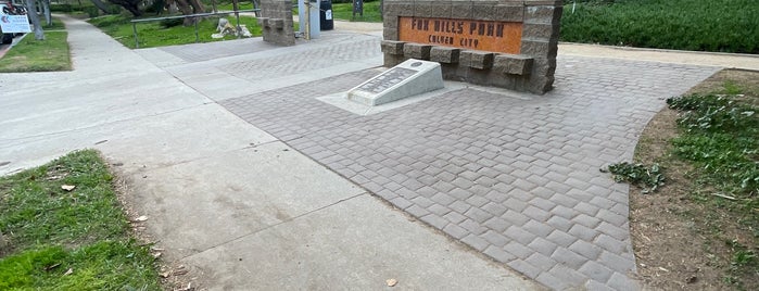 Fox Hills Park is one of สถานที่ที่ Zachary ถูกใจ.
