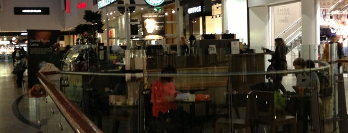 Starbucks is one of Locais curtidos por Yazeed.