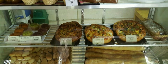 Kiwi Bread and Pastry Shop is one of Posti che sono piaciuti a Half Pinay.