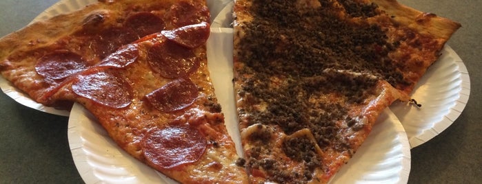 Incredible Pizza is one of Tempat yang Disimpan Elena.