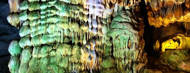 Động Phong Nha (Phong Nha Cave) is one of Posti che sono piaciuti a Pawel.