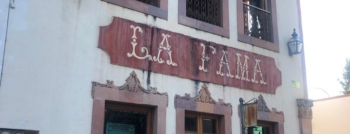 Caffé D' La Fama is one of Tempat yang Disukai Liliana.