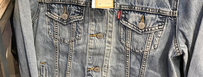 Levi's Jeans at Avalon is one of Lugares favoritos de Tye.