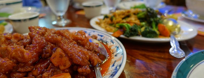 Full Kee Chinese Restaurant is one of Gotta go.