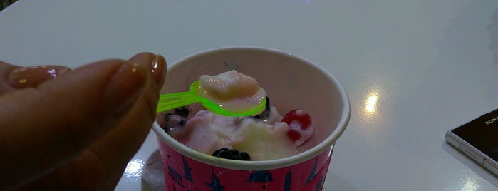 Tutti Frutti Frozen Yogurt is one of Bere.