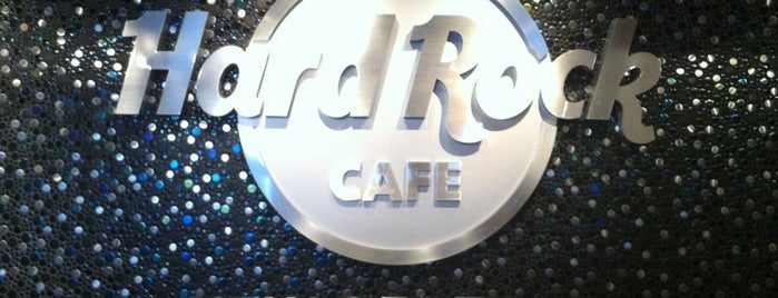 Hard Rock Cafe New Orleans is one of Tempat yang Disukai Tina.