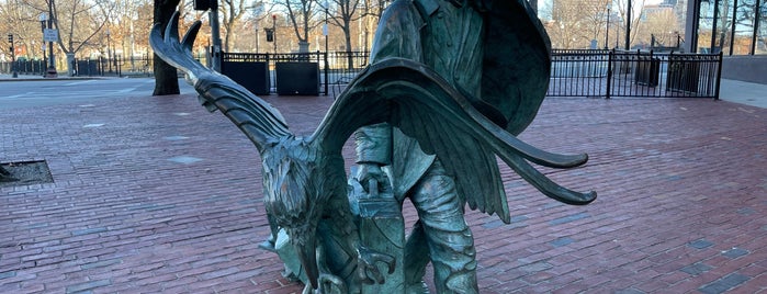 Edgar Allan Poe Statue is one of Luis Felipe'nin Beğendiği Mekanlar.