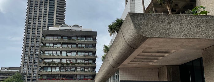Barbican is one of Lizzieさんのお気に入りスポット.