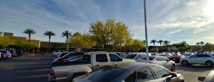 Ahwatukee Foothills Towne Center is one of Lugares favoritos de Cheearra.