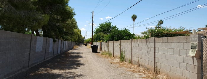 Trash Can Alleys North of Southern is one of Locais curtidos por Ryan.