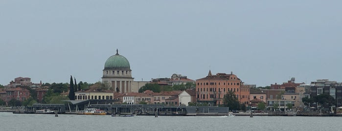 Lido di Venezia is one of Любимые места.