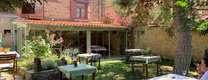 Adatepe Butik Otel & Restaurant is one of สถานที่ที่ Mirza ถูกใจ.