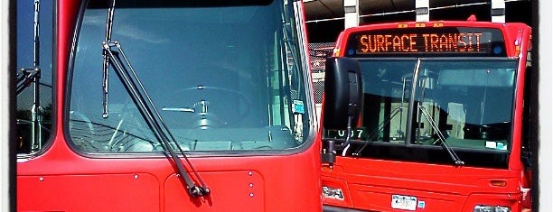 Roosevelt Island Red Bus is one of สถานที่ที่บันทึกไว้ของ Kimmie.