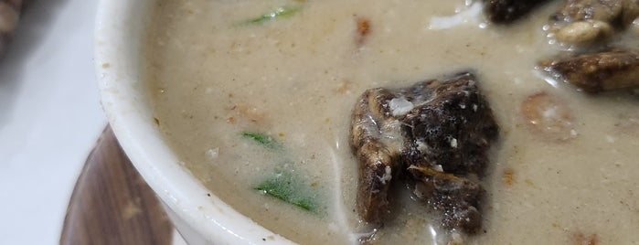 Coto Daeng Sirua (Asuhan H. Singara) is one of eating.