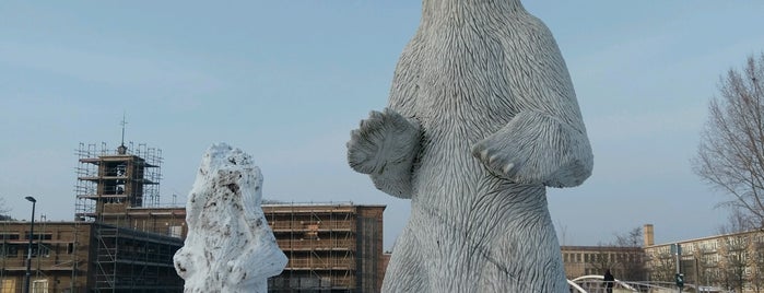 Bi-Polar Bear is one of Посетить.