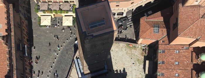 Torre Degli Asinelli is one of Lugares favoritos de Emre.