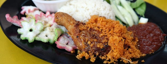 Rose Chicken Rice is one of To Eat List.